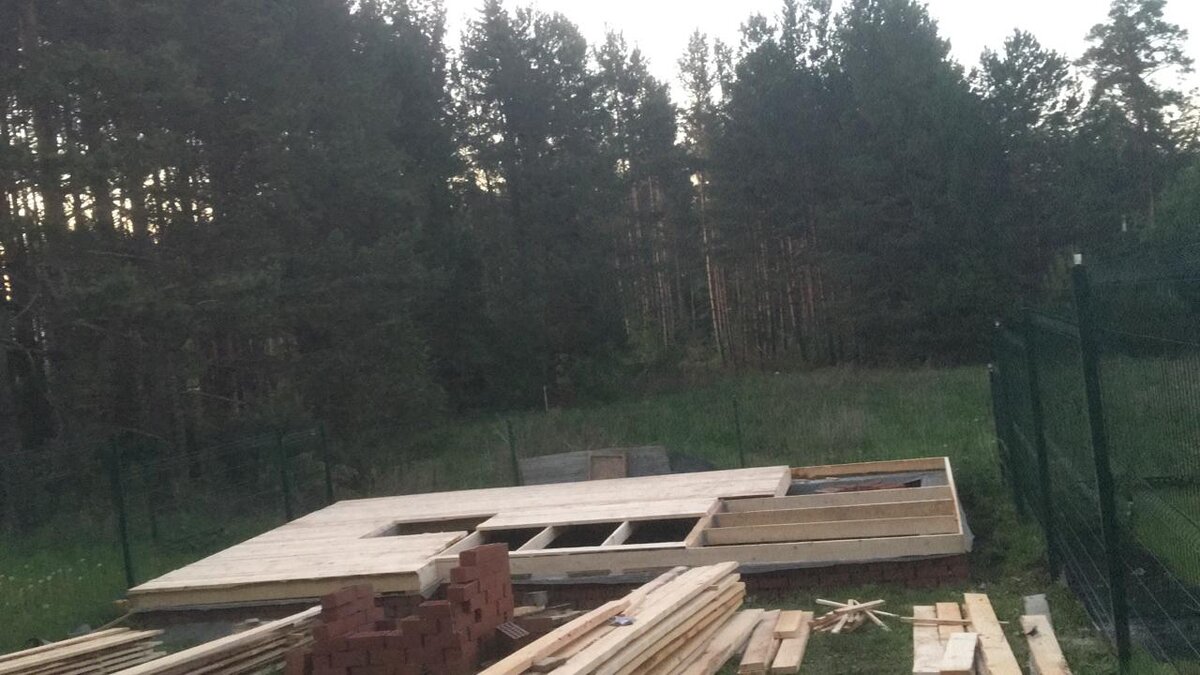 Общий настил пол, с местами под мангальную зону и печь в бане