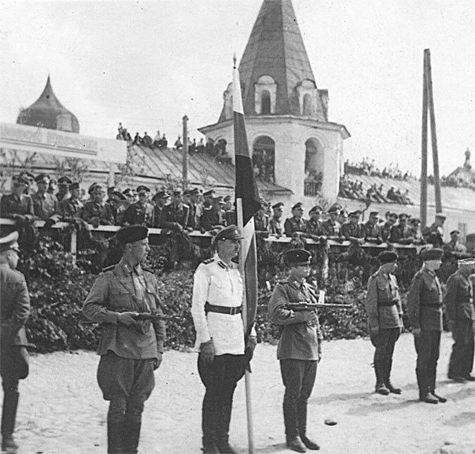 Парад власовцев в Пскове. На фото заметен пистолет-пулемет ППШ. Фото в свободном доступе.