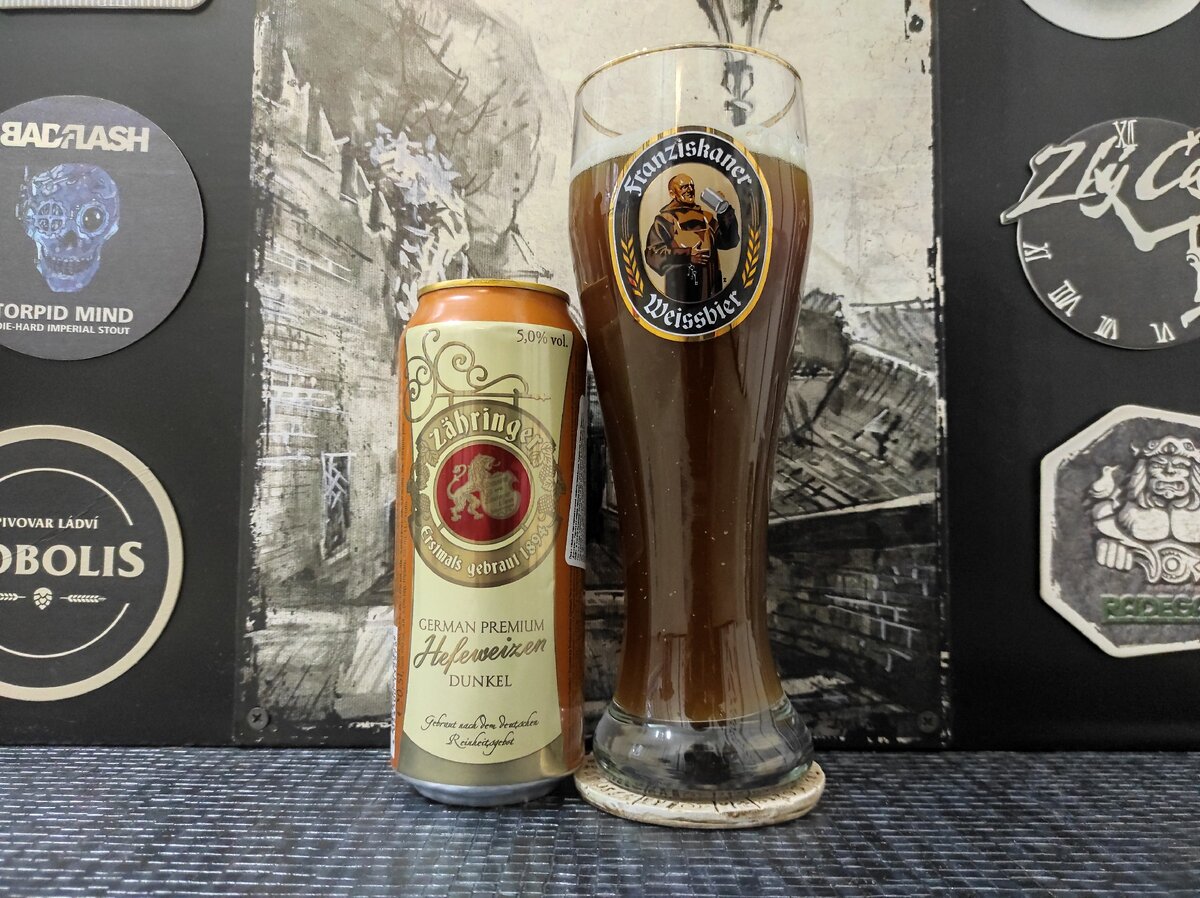 Zähringer Hefeweizen Dunkel в бокале Franziskaner