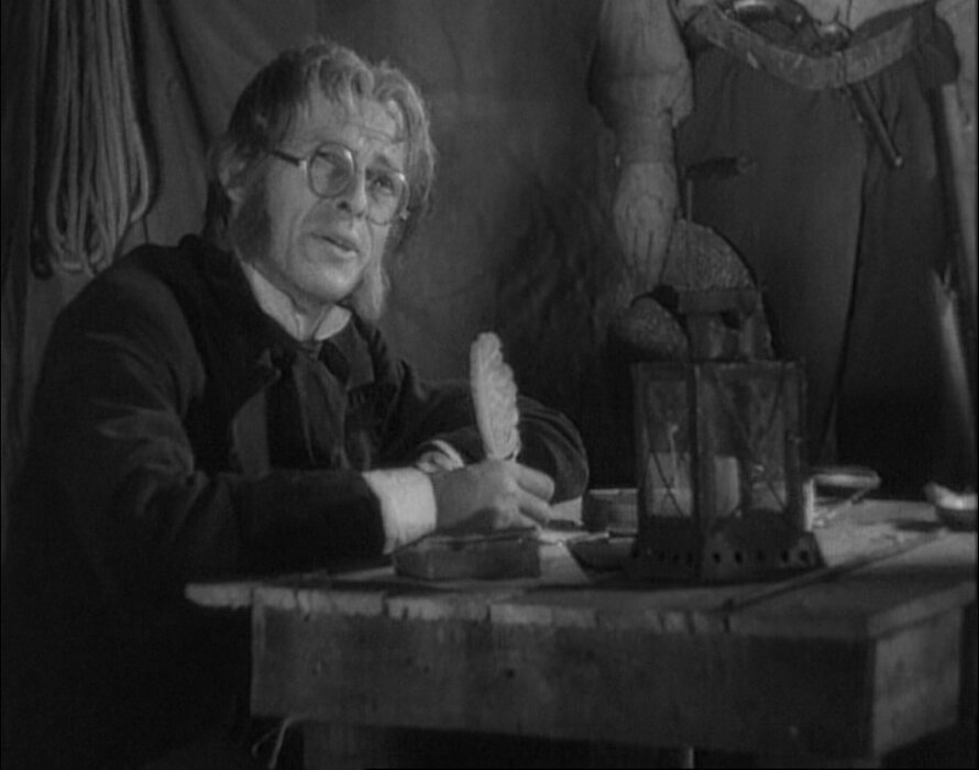 А будущий Александр Невский и Иван Грозный, но пока известный советскому кинозрителю. как Коля Лошак из "Горячих денечков", Николай Черкасов в роли Паганеля поет оптимистическую песню "Капитан, улыбнитесь" того же И. Дунаевского