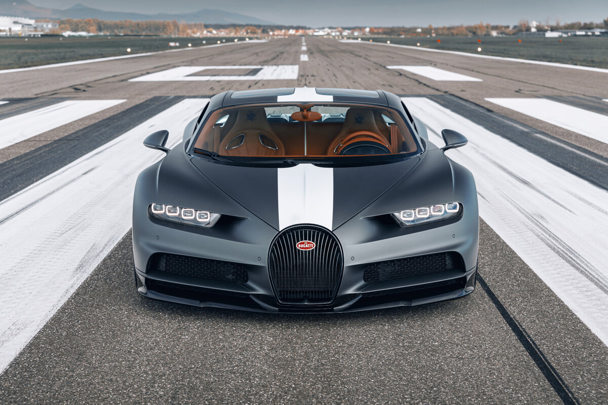 На взлетно-посадочной полосе: Bugatti чествует гонщиков "золотого века" новой версией Chiron Sport "Les Legendes du Ciel".