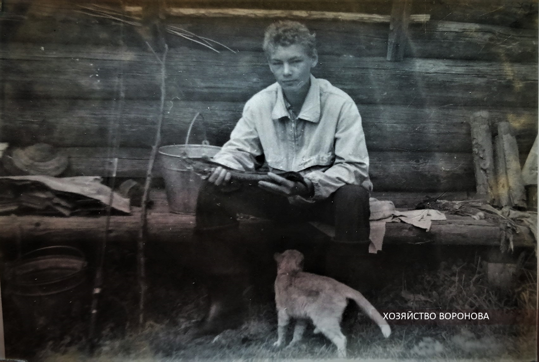 Я в деревне с рыбой. Примерно 14 -15 лет (1979 - 80г)