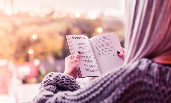  Михаил Булгаков — Мастер и МаргаритаЭто вечная книга, прославившая Булгакова, которого не имеет определённого жанра. Здесь переплетаются фантастика, мистика, история, философия и есть место даже юмору. Более десяти лет писатель трудился над созданием знаменитого произведения, ставшим его завещанием.2 Антуан де Сент-Экзюпери — Маленький принц«Маленький принц» актуален для любого возраста. Волшебная сказка, в которой маленьких читателей ждёт увлекательное приключение, а взрослые могут извлечь настоящий урок. Истинный глубокий смысл этого произведения заставит посмотреть на мир другими глазами.3 Михаил Булгаков — Собачье сердцеОдним из достижений профессора Преображенского стало достижение в сфере омоложения организма с помощью пересадки эндокринных органов. Экспериментом стала пересадка человеческих желёз в тело собаки. С тех пор мало кто не знает знаменитую фамилию Шариков.4 Лев Толстой — Война и мирРоман-эпопея, один из представителей русской классической литературы. Все события разворачиваются в тяжелый для России и всей Европы период — начало 19 века. Читатель знакомится с мельчайшими подробностями войны и одновременно мира, охватывая при этом разные слои общества.5 Федор Достоевский — Преступление и наказаниеРодион Раскольников — студент, совершивший преступление во имя восторжествования справедливости. Старушка процентщица стала его жертвой. Его изводят муки совести, но он не может решиться на признание в содеянном. И только Соня Мармеладова может его на это подвигнуть.6 Михаил Лермонтов — Герой нашего времениПроизведение одного из самых лучших поэтов 19 века. Естественность, оригинальность, простота и возвышенность — отличительные черты автора. «Герой нашего времени» повествует о талантливом человеке, которому, в силу разных причин, не суждено быть счастливым.7 Илья Ильф, Евгений Петров — Двенадцать стульевНевероятные приключения Остапа Бендера и Ипполита Воробьянинова до сих пор находят поклонников среди читателей. Покойная теща Воробьянинова перед смертью рассказала о спрятанных сокровищах в один из стульев гостиного гарнитура. Главных героев ничего не остановит на пути к богатству.8 Александр Пушкин — Евгений ОнегинСвоеобразная «энциклопедия русской жизни», над которой Пушкин трудился более восьми лет. И смог показать в стихотворном романе целую эпоху, уже именуемое «пушкинской». Знаменитое произведение автора, занявшее главное место в его творчестве.9 Габриэль Гарсиа Маркес — Сто лет одиночестваВ основе сюжета романа лежит история всего рода Буэндиа. Одиночество преследует каждого из его представителей по пятам. Родные не могут друг друга понять, в семье полный раскол. На фоне истории о нескольких поколениях рода складываются определённые характерные черты.10 Антон Чехов — РассказыРассказы, представленные в этой книге представляют целую чеховскую эпоху. Они смешные и одновременно лирически грустные, серьёзные и немного насмешливые. Чехов — яркий представитель русской классической литературы. Современные читатели зачитываются им по сей день.