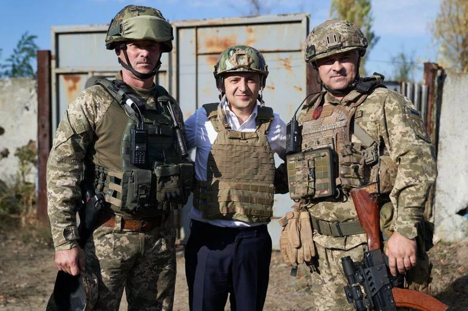 В. Зеленский в бронежилете с участниками конфликта на Донбассе