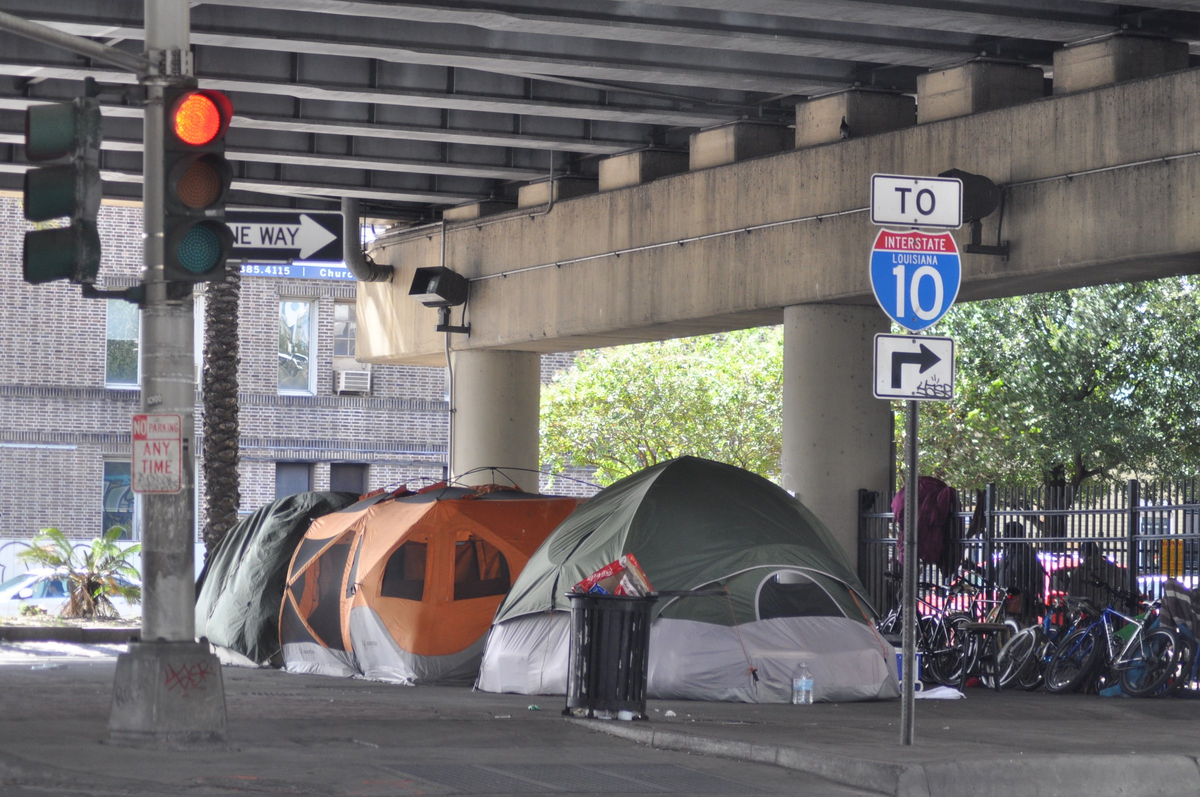 2. Стихийное жильё под мостом