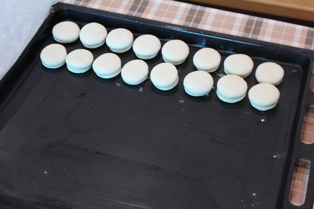 фото автора.  Нижняя часть просфоры на противне.