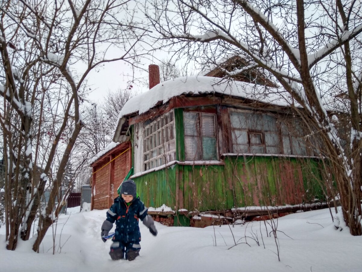Так выглядит наш дом. Восстанавливать его не планируем - пол там провалился ещё до того, как мы его купили. Он только под снос