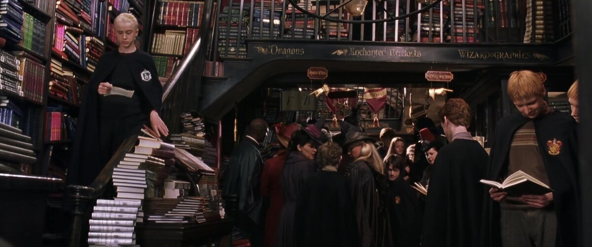 Драко Малфой вырывает страницу из книги в магазине "Флориш и Блоттс"