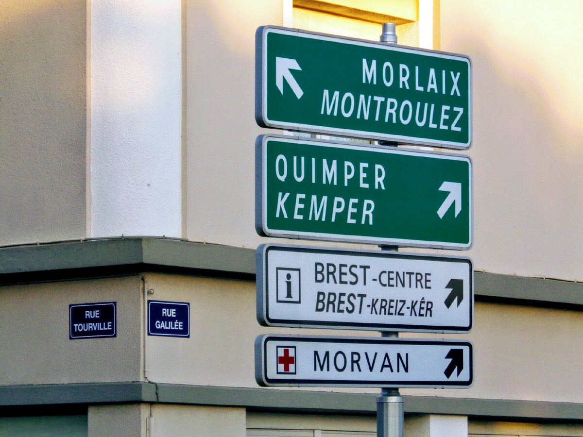 Указатели на французском и бретонском языках. Фото автора (2013)