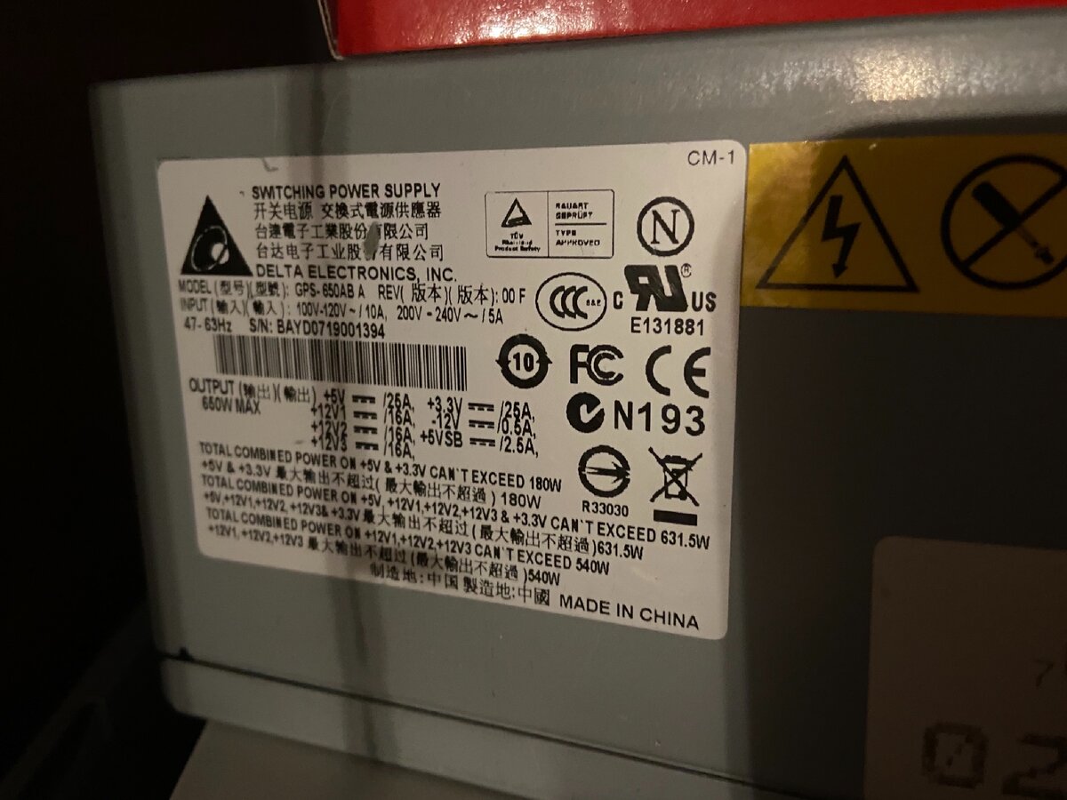 Отличный блок питания можно найти и за небольшие деньги. Так например, блоки Delta - довольно дешевые, но качественные