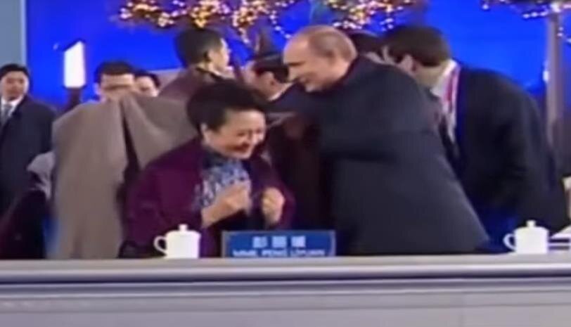 Почему Путину никто тогда не подсказал «Владимир Владимирович, не делайте этого!»? Хотя, как говорят злые языки, в Кремле давно перестали обращать внимание на мнение экспертов.