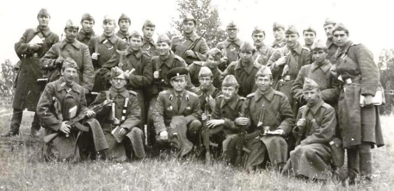 С. Итатка, Томская область, 1977 г. Александр Сухачев сидит второй справа