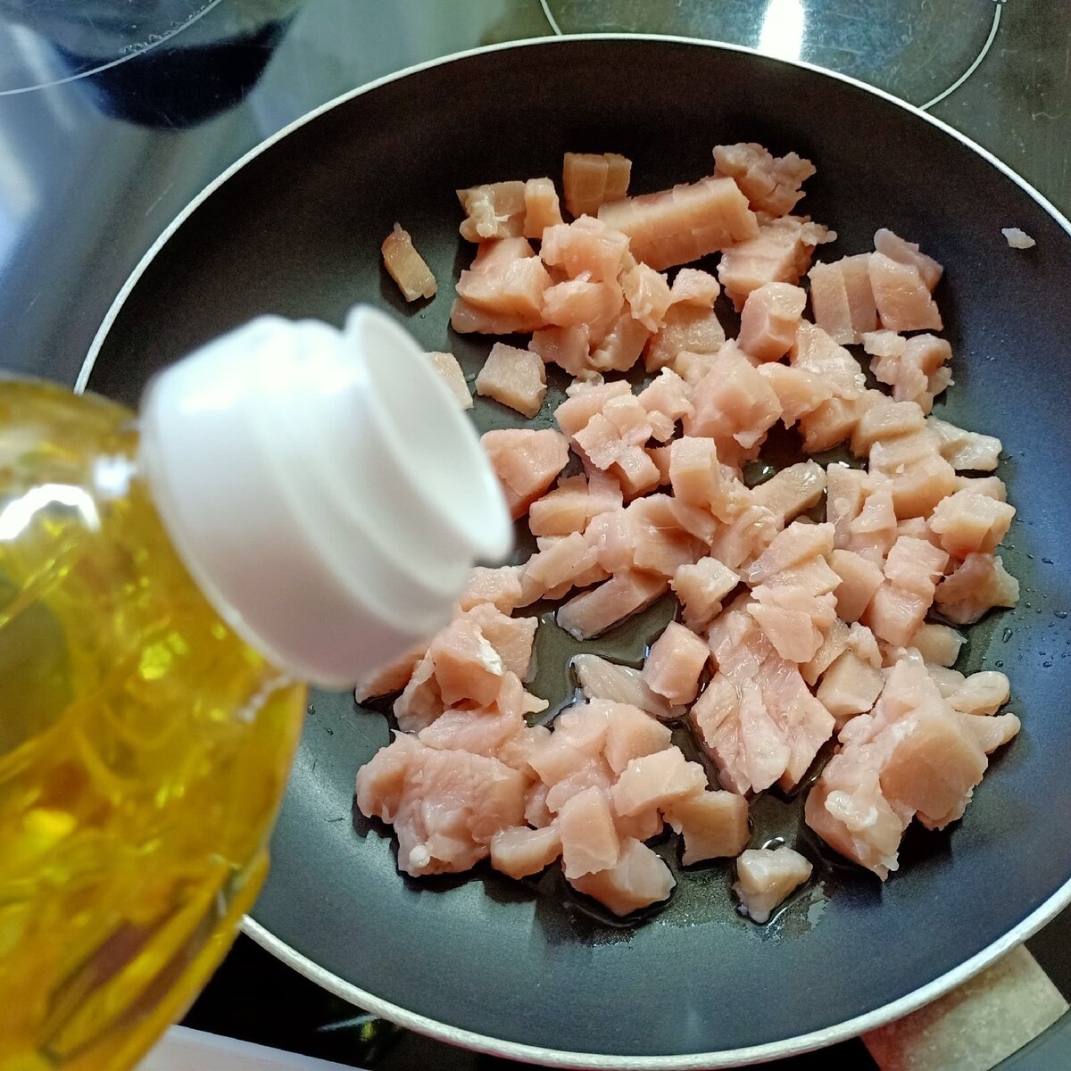 порезали индейку, положили в сковороду, налили масло