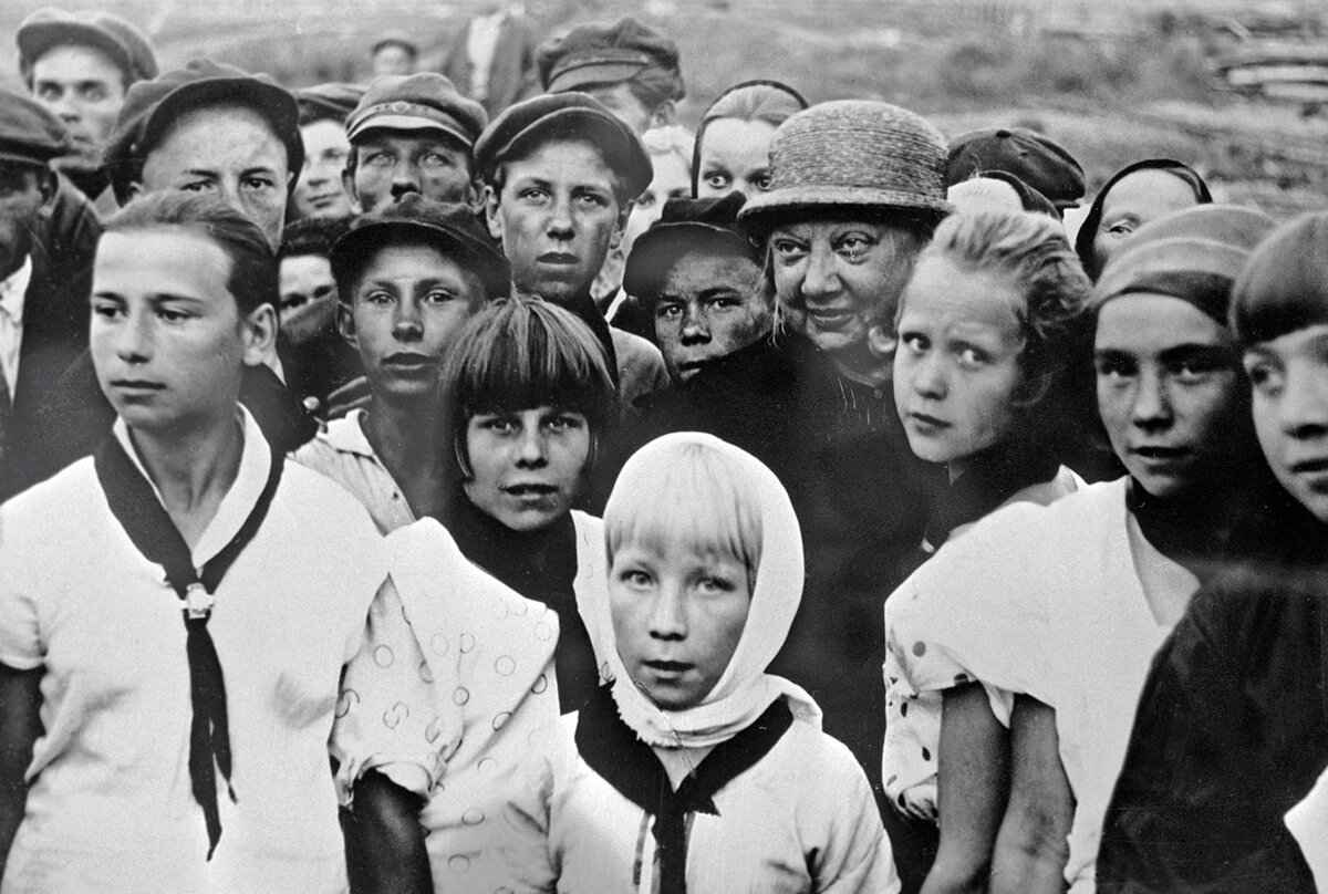 Надежда Константиновна Крупская с пионерами. Фото из открытого источника.