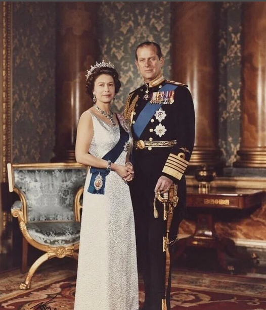 В качестве свадебного подарка молодой офицер преподнес невесте браслет с бриллиантами