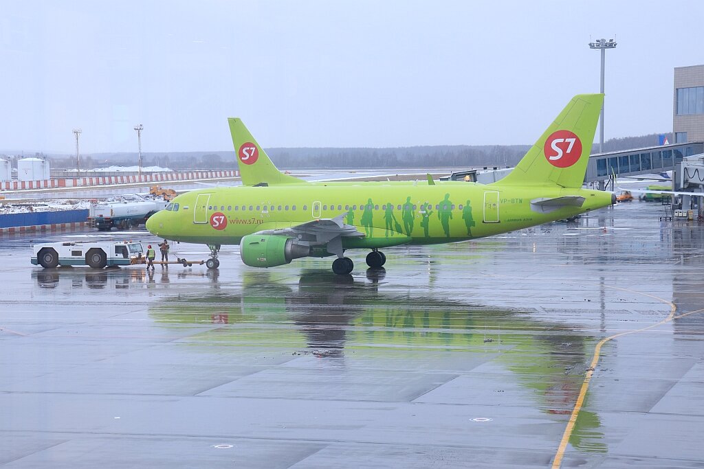 Буксировка А-319 а/к Сибирь на точку запуска водильным тягачом, Фото автора