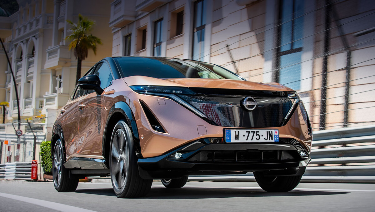 История Арии началась с анонса в сентябре 2019-го и продолжилась прототипом в октябре того же года. Затем в прессу попали патентные рисунки. Серийный субкомпакт (на фото) наделён размерами 4595×1850×1660 мм при колёсной базе в 2775. Производство доверено японскому заводу в Тогити.