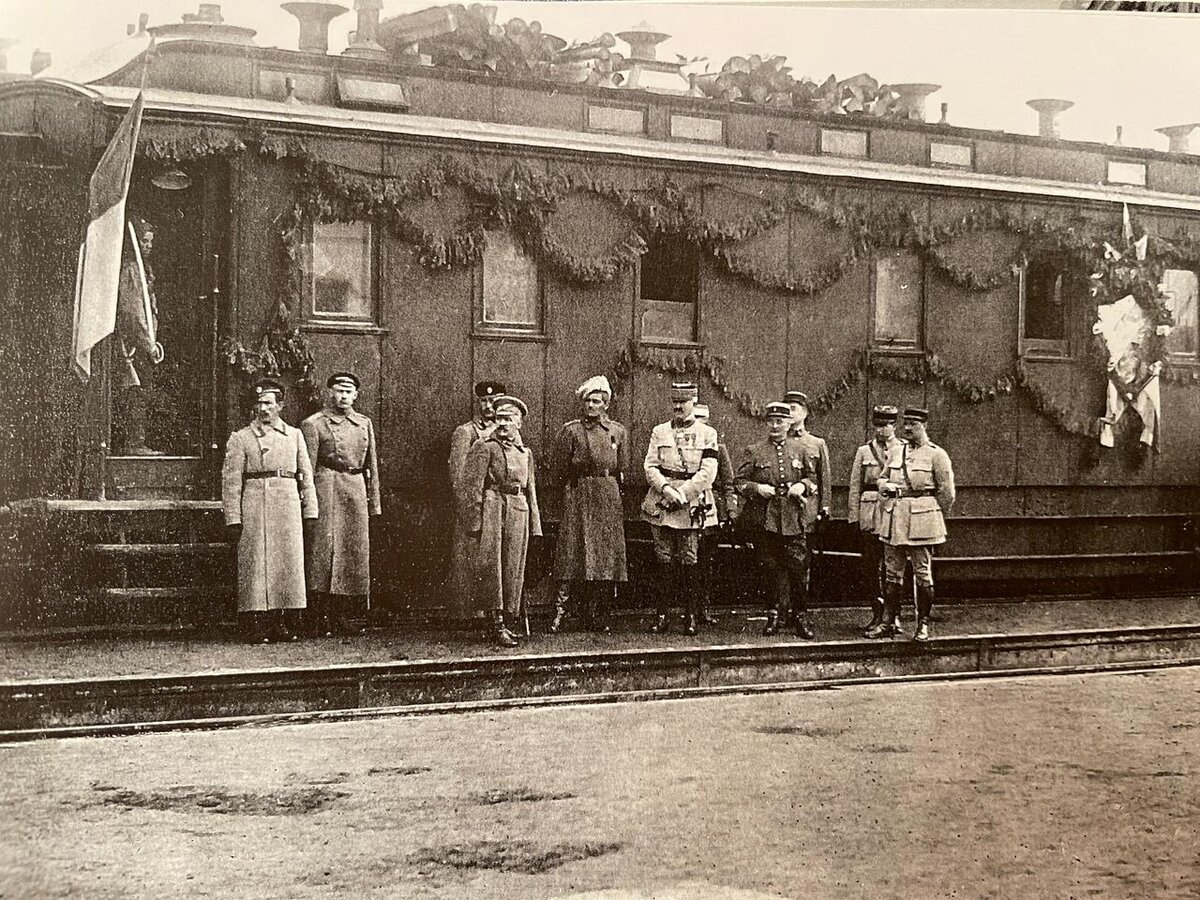 Группа офицеров белой армии и представители французской военной миссии возле штабного вагона генерала Жанена. Омск, 1919 г. Оригинал хранится в фондах Центрального музея современной истории России.