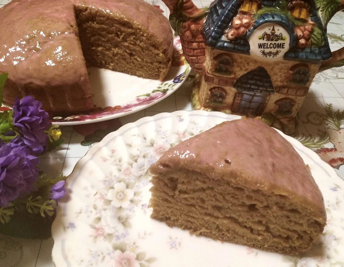 В 90-х "Чайный" пирог пользовался большой популярностью. Очень выручает рецепт и сейчас: не нужны ни яйца, ни молочка, ни миксер