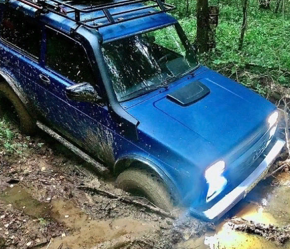 В лесу-мощная тачка!