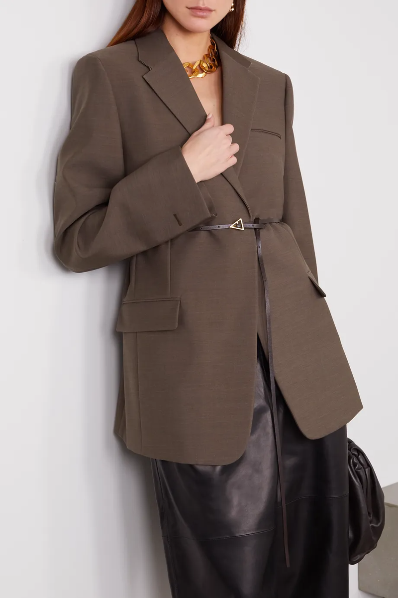 Талию следует акцентировать лишь широкими ремнями. То, как удачно сработал тонкий вариант на фото, - скорее исключение, на которое не следует ориентироваться.