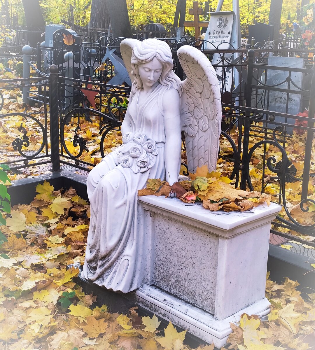 Печальный осенний ангел Введенского кладбища. Все фото автора статьи.