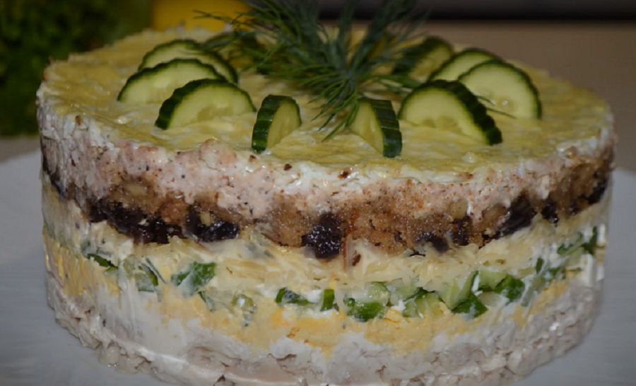 Вкусный и необычный слоеный салат с курицей на праздничный стол 