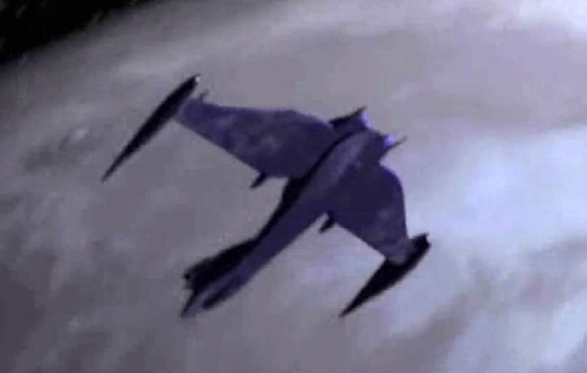 Транспортник покидает Минбар, направляясь к кораблю Серого совета