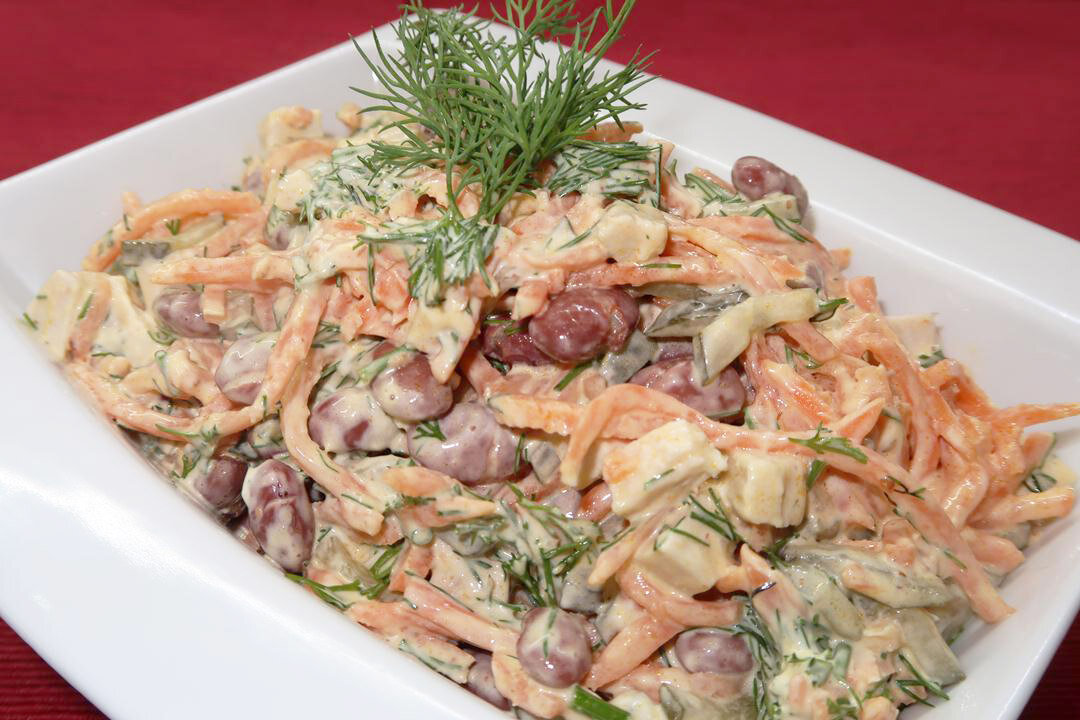 Салат морковь по корейски с фасолью. Салат с фасолью и курицей и корейской морковью. Салат из копчёной курицы с корейской морковкой и фасолью. Салат с фасолью и корейской морковью. Салат с фасолью и корейской морковкой