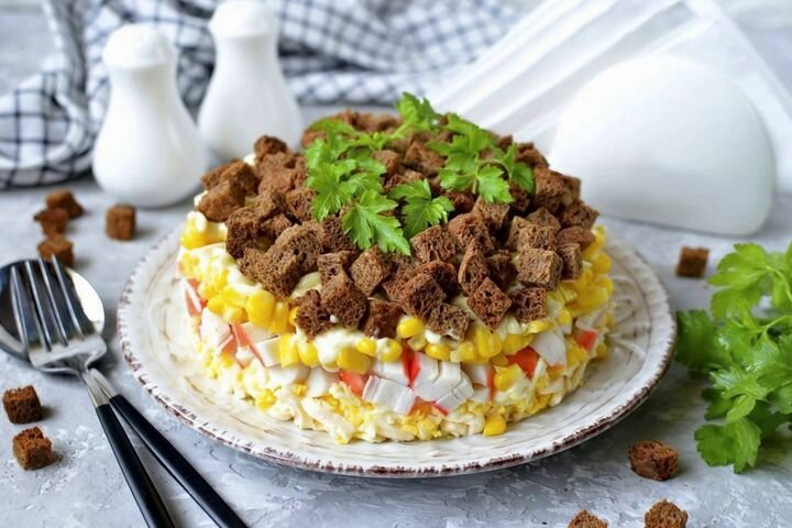 Слоёный салат с крабовыми палочками, яйцами и кукурузой