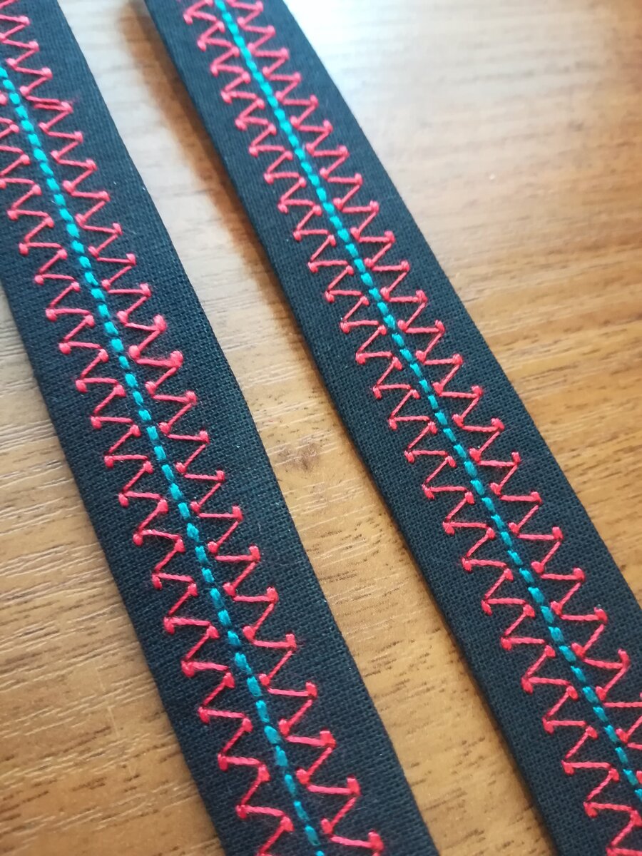 Эта тесьма - образец, для рубашки сына я использовала другие строчки и нитки.