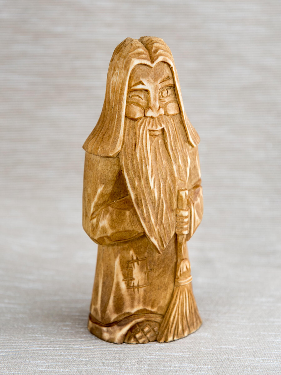 Домовой - большой проказник, его часто изображают с прищуром