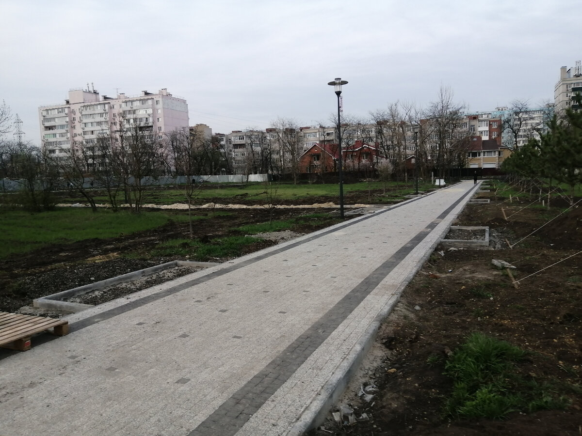 Девятиэтажки построены относительно недавно. С крыши нашего дома парк уже не видать. Особнячки дамы- хозяйки магазинчиков появились первыми.