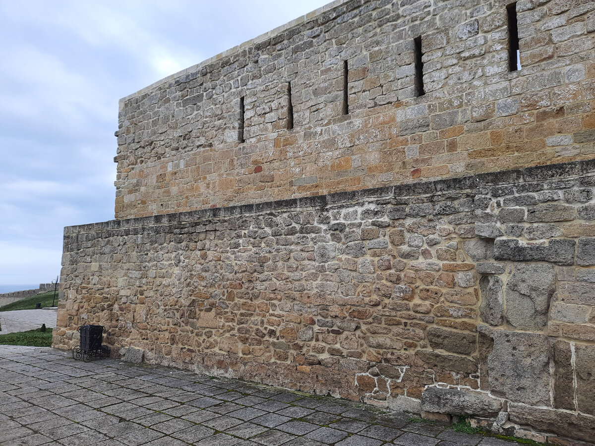 Здесь видна изначальная кладка крепости и то, что реконструировали, подстраивали.