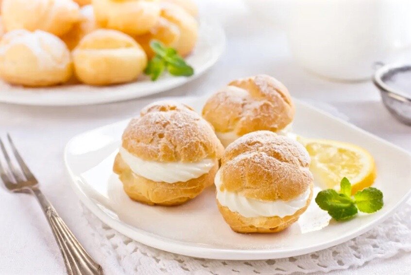 Пирожное шу с ванильным кремом.