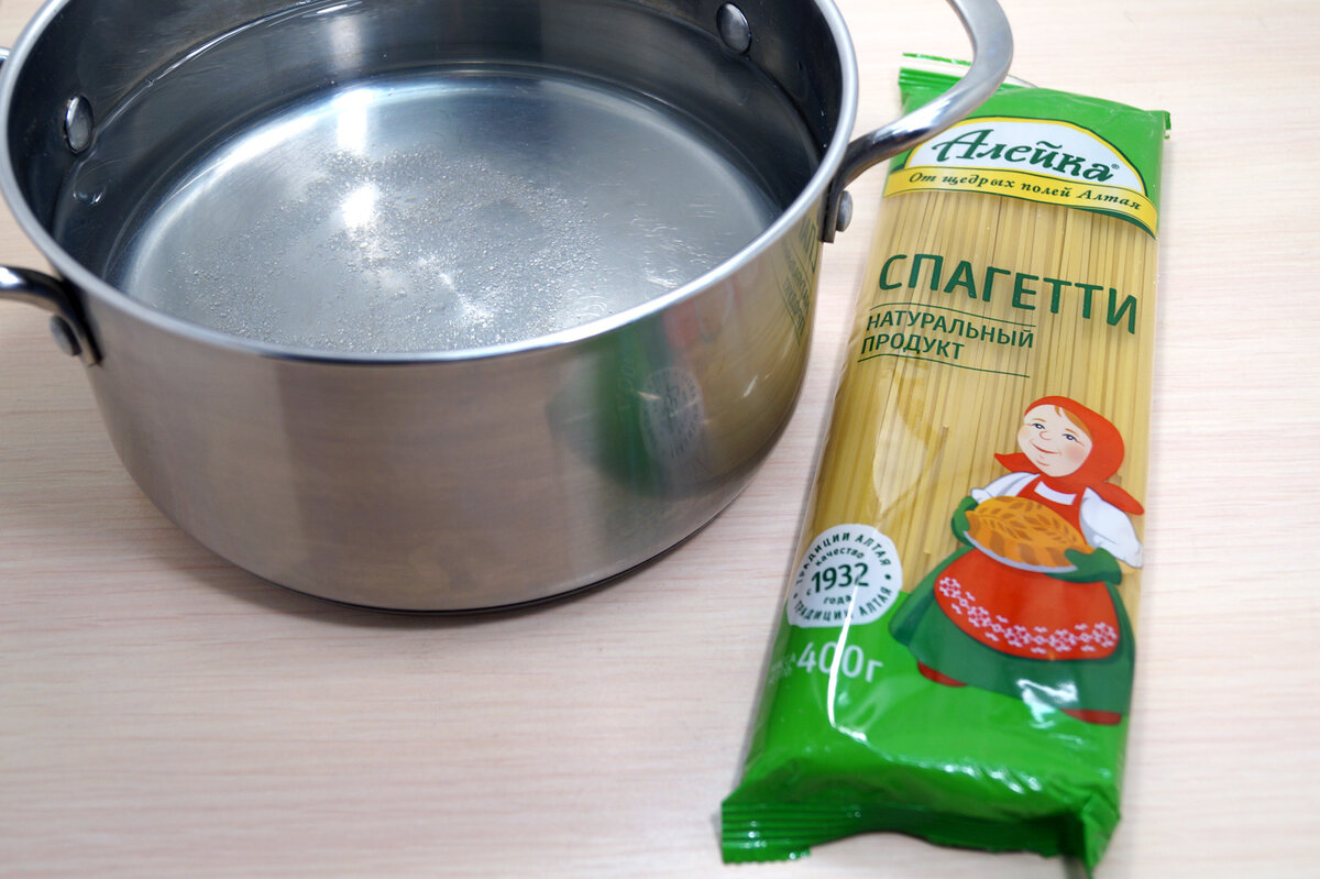 В кастрюле вскипятить 2 литра воды, добавить 1/2 чайной ложки соли.