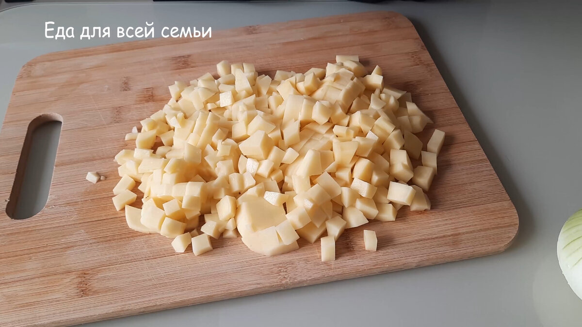 4-5 картофелин нарезать кубиком.