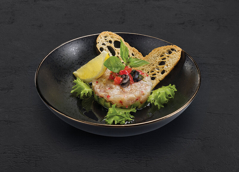 Тартар из Сибаса: Сибас с луком-шалотом и свежим перцем чили, заправленный специями, лимонным соком, оливковым маслом. Подаётся с нежнейшим соусом гуакамоле.