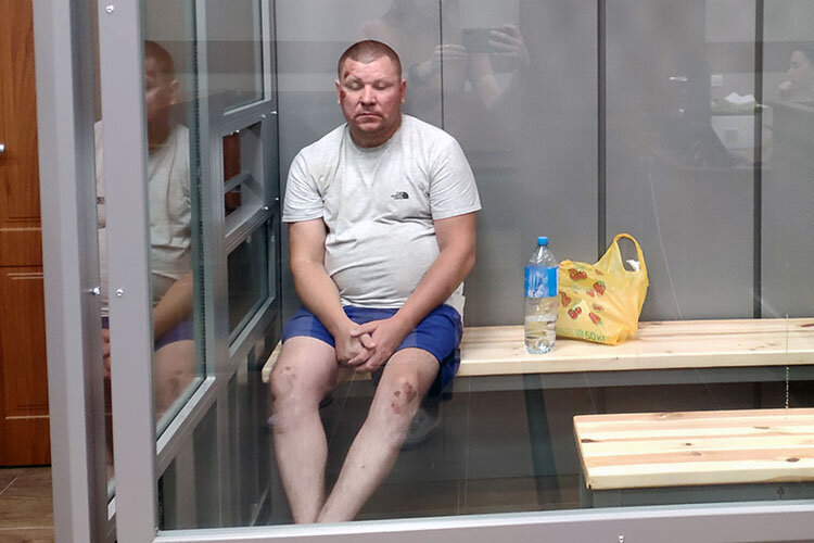 Сам Сорокин, которого в суд привезли вслед за Вьюгиным, был весь в ссадинах: две еще свежие раны красовались на правой стороне лица