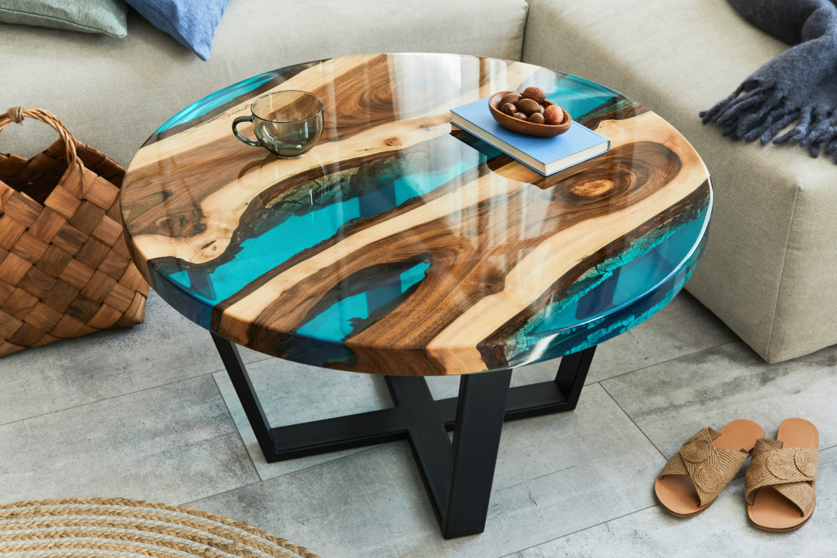 Небольшой аккуратный стол-реку идеально круглой формы стоит использовать как прикроватную тумбу или подставку под освещение в гостиной (Фото: Shutterstock) 