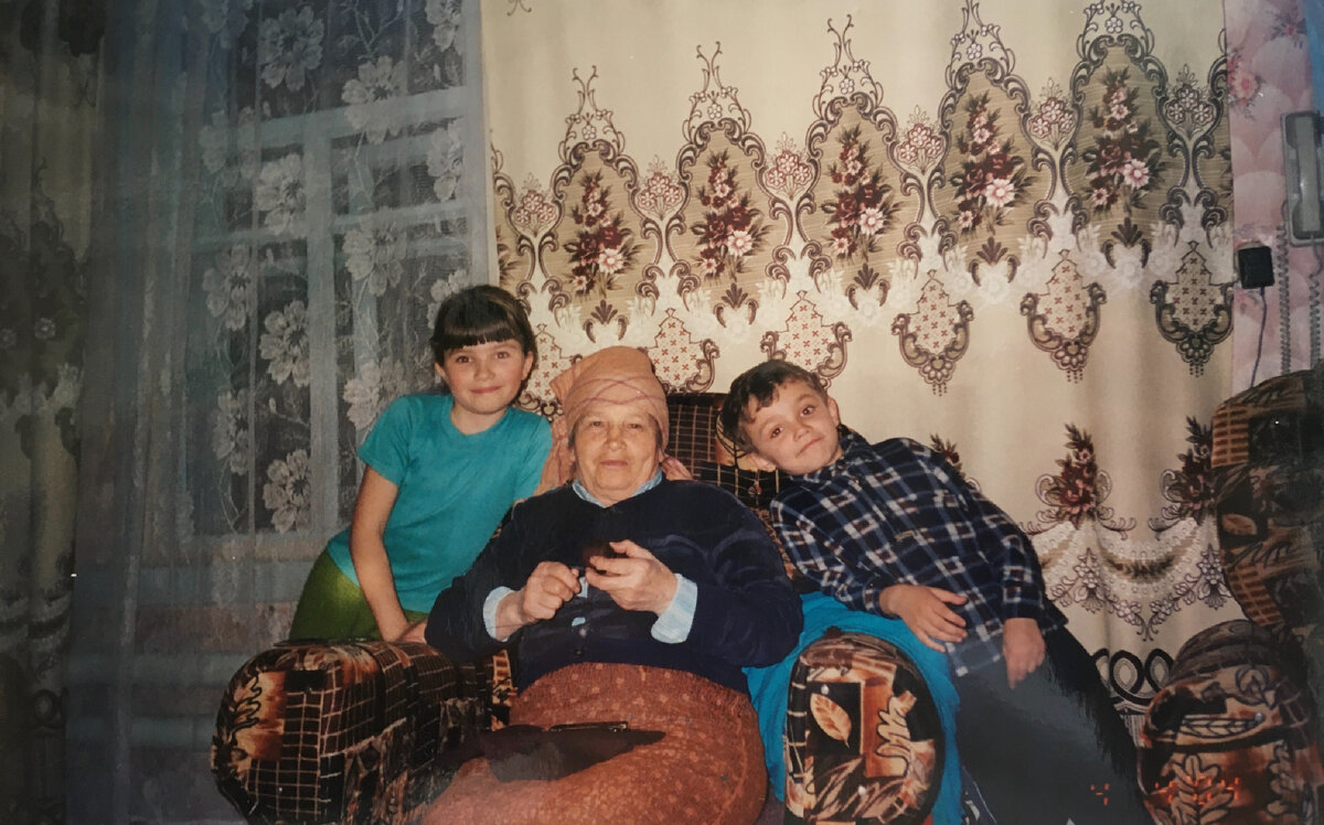 Фото из личного архива. Бабушка распускает вязанные вещи и делает клубочки.