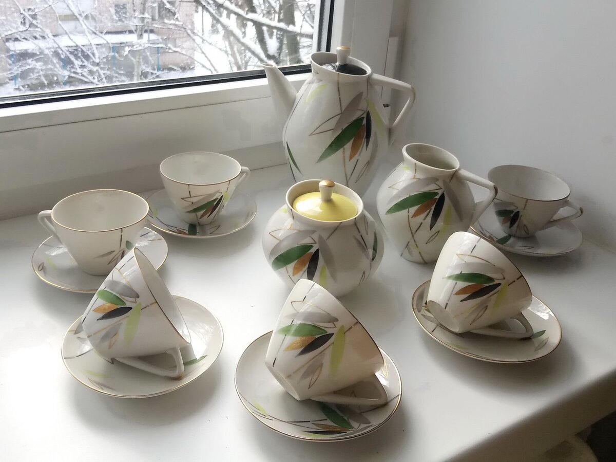 Для МИНИМАЛИЗМА в форме характерен эффект максимально возможной ровной поверхности, которая создаёт иллюзию "текучести". Для этого на блюдцах того периода отказались от углубления под донце чашки - т.о. эстетику поставив над функциональностью (что мы здесь и наблюдаем - чашка может беспрепятственно скользить по блюдцу в любую сторону). Фото взято из свободного доступа в интернете.