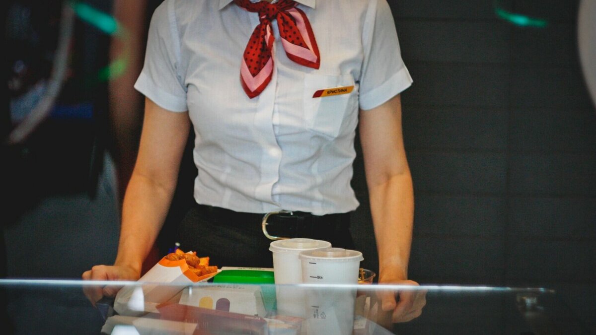     За год размер чаевых увеличился в волгоградских ресторанах и такси, подсчитали аналитики. Горожане готовы отблагодарить водителей и официантов на суммы от 75 до 400 рублей.