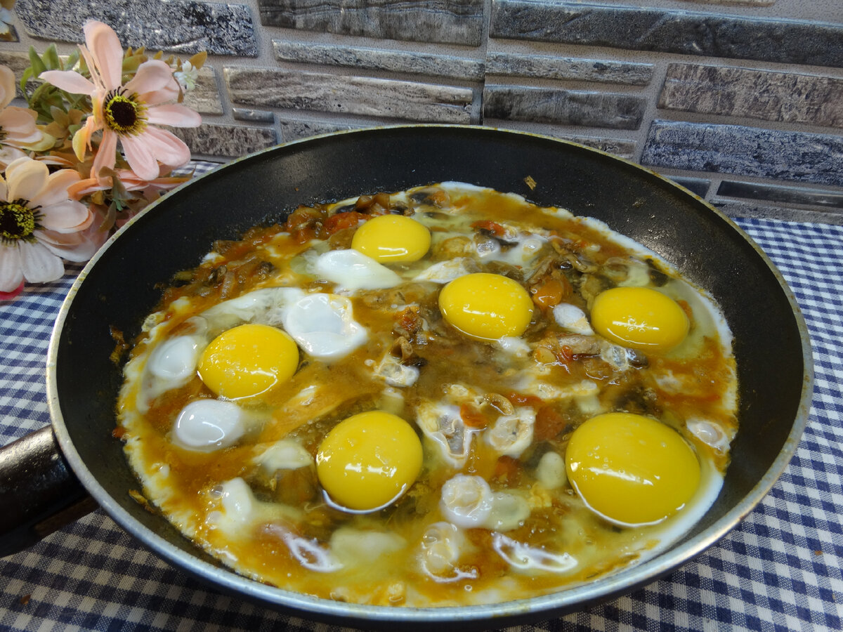 Яичница с шампиньонами, помидорами и луком | Готовим вкусно дома/  Кулинария/ Рецепты | Дзен