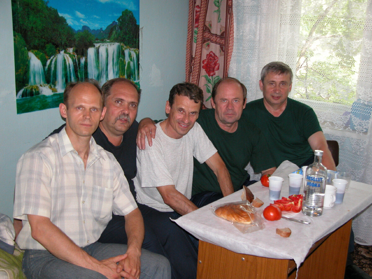 "Юные пенсионеры", Последний тост "За расставание!" в "люксовом" номере "отеля" Авиатор, Быково.  15.07. 2006 г.