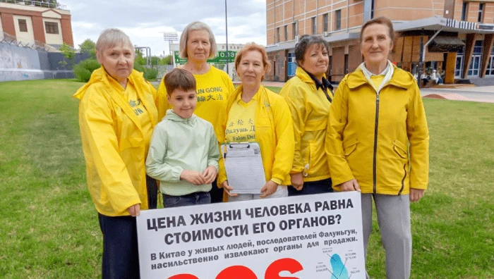 16 июля на центральной пешеходной улице Нижнего Новгорода последователи Фалунь Дафа.