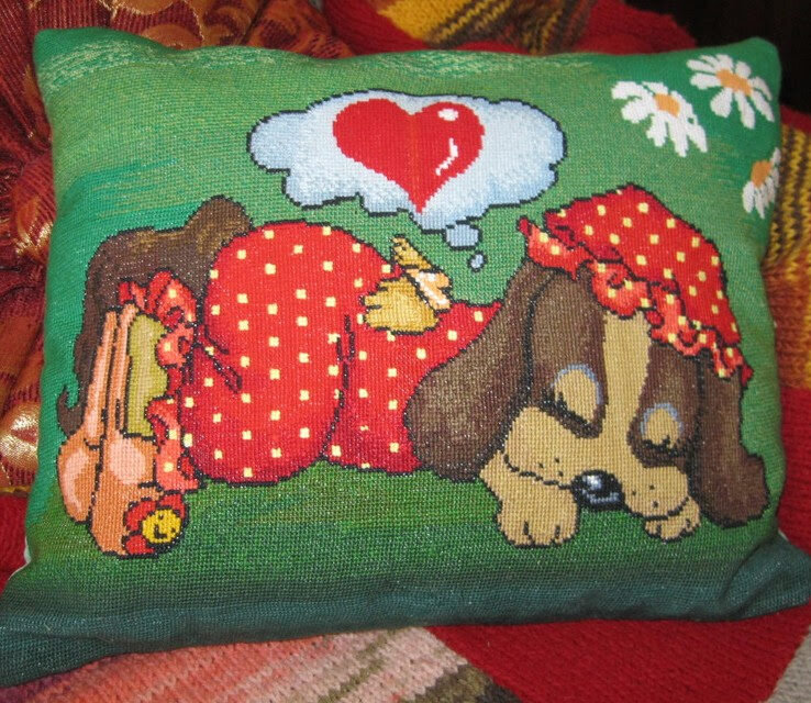 А года через два решила вышить в пару пёсику девочку. Вышивала тоже подбором. Здесь тоже пофантазировала, но добавила уже не тапок , а ромашки. 