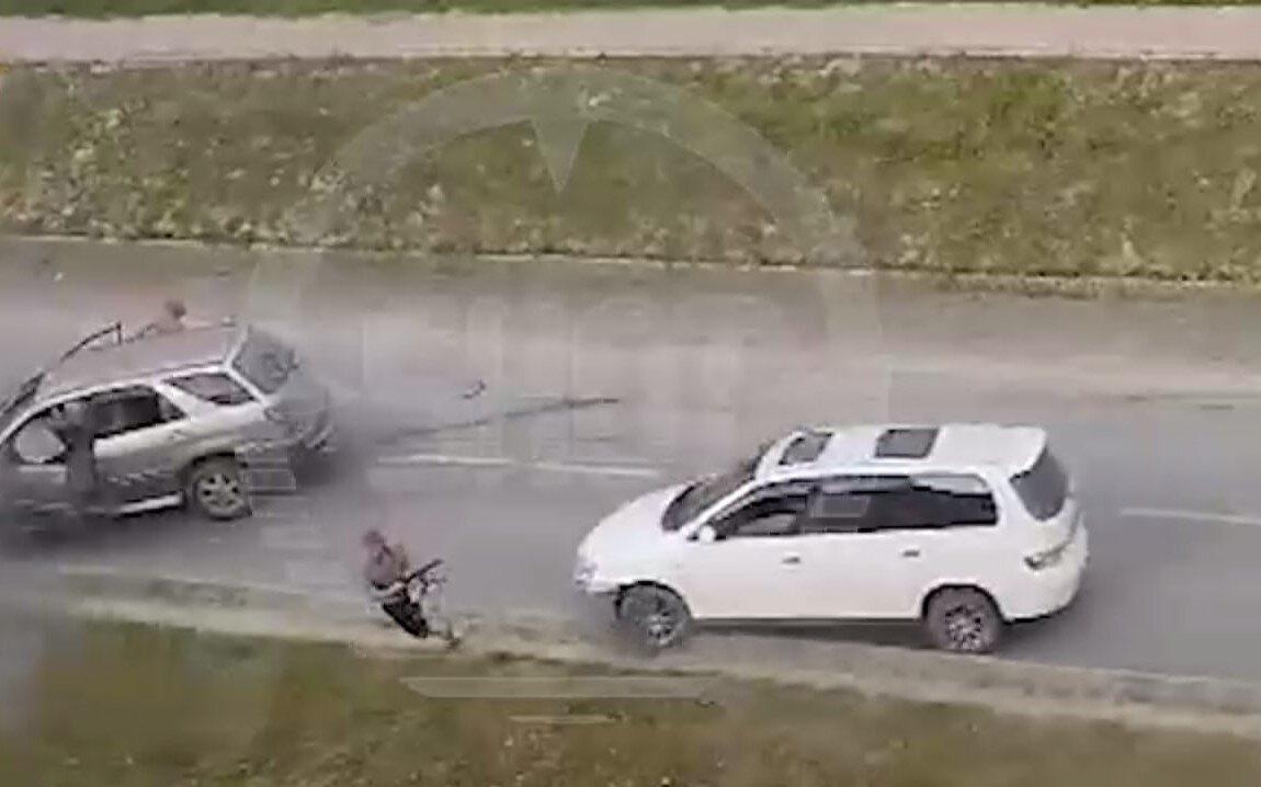 Водитель в ответ на удар пытается сбить мужчину с дробовиком