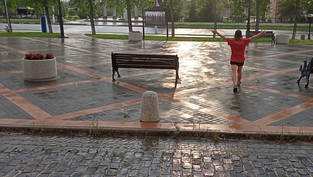 Маме Мира посвящается. Я танцую под дождём, потому что могу. Спасибо.