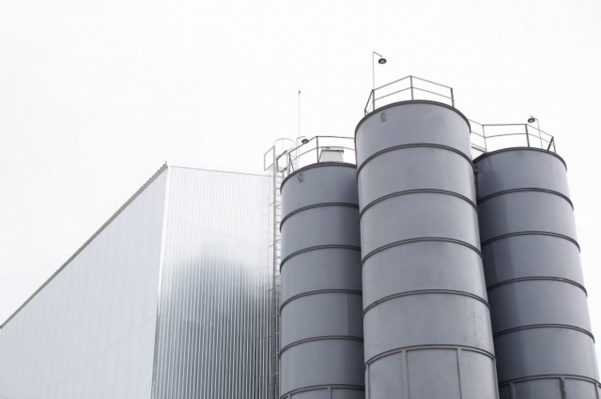    На свердловском заводе рабочего придавило трубой